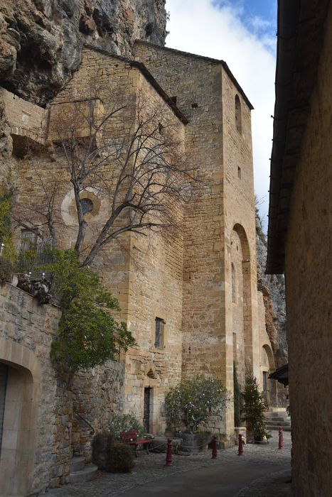 vue générale de l'église dans son environnement depuis le Sud-Ouest