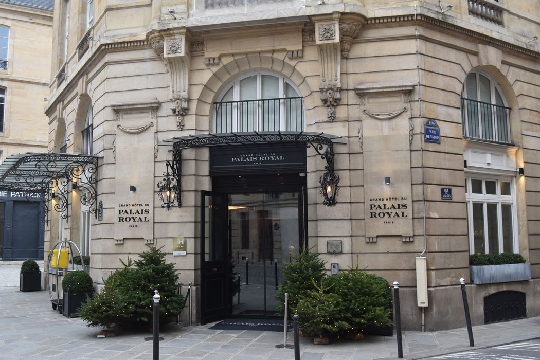 porte d'accès sur la place de Valois