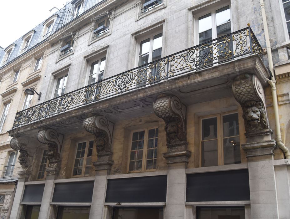 façade sur la rue de Valois, vue partielle