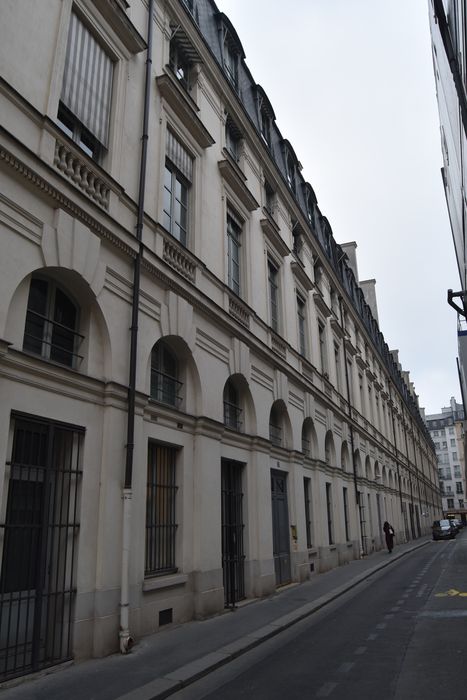 façade sur la rue de Valois