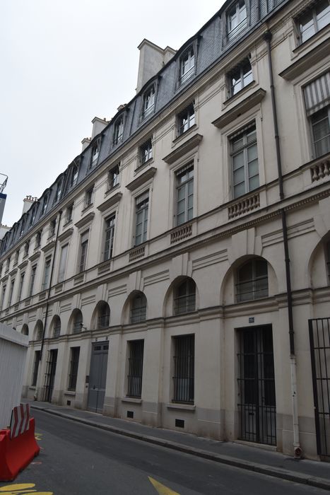 façade sur la rue de Valois