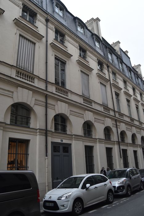 façade sur la rue de Valois