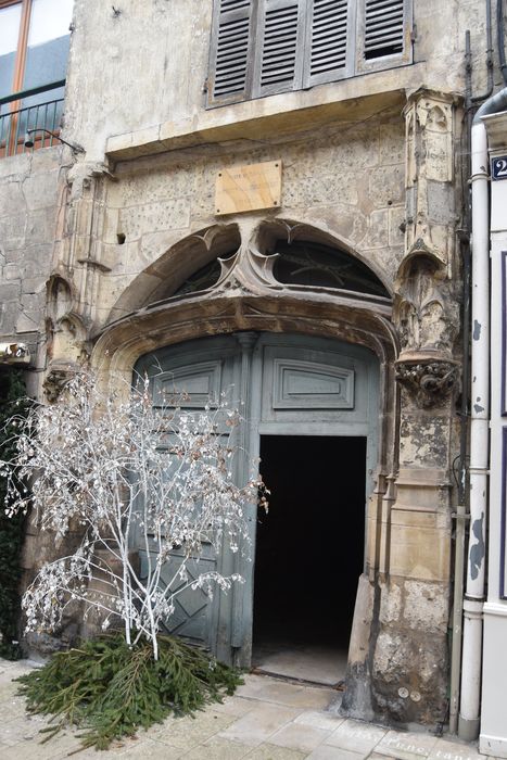 porche sur rue permettant l’accès à l’église Sainte-Croix