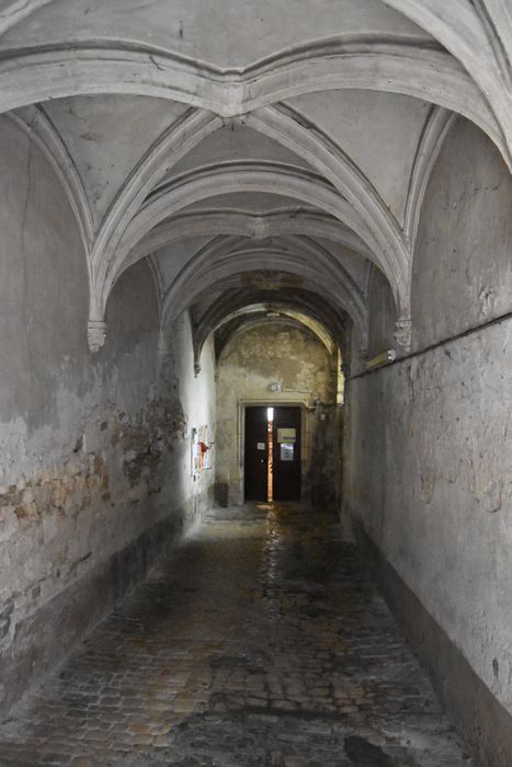 passage permettant l’accès à l’église Sainte-Croix