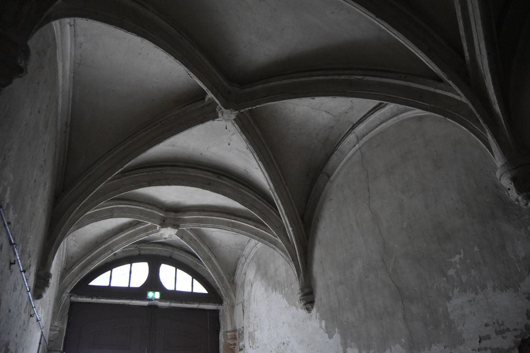 passage permettant l’accès à l’église Sainte-Croix, vue partielle de la voûte