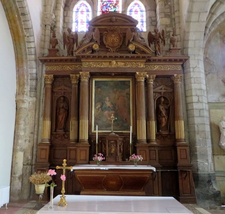retable, tableau : la Pentecôte, statues : saint Pierre, saint Mamert, deux Anges adorateurs, tabernacle et ses statues : un Ange, saint Etienne, le Christ, la Vierge, un saint