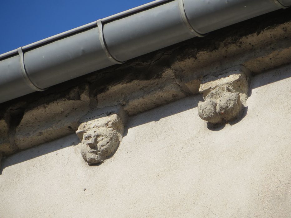 façade latérale sud, détail des modillons sculptés