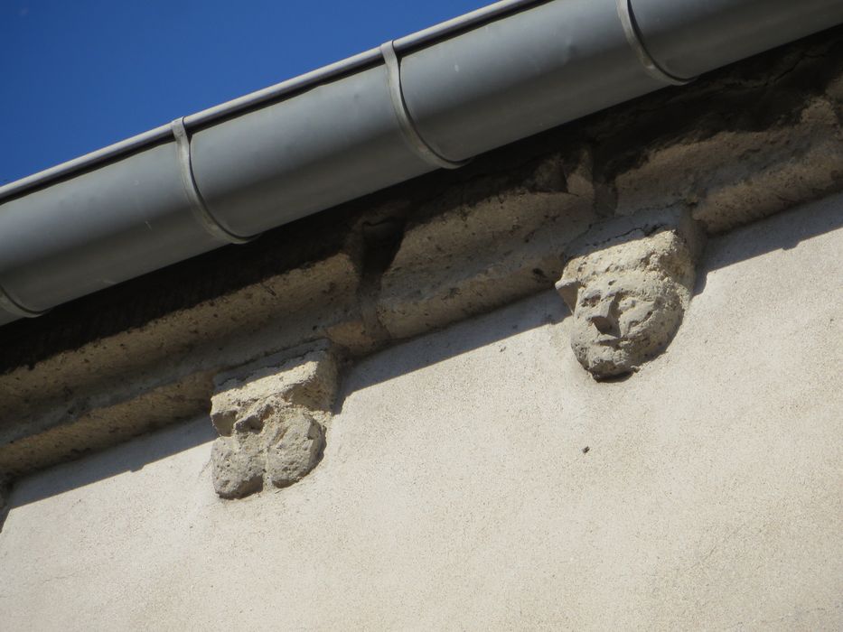 façade latérale sud, détail des modillons sculptés