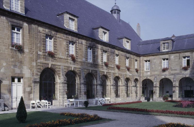 Aile nord sur cour de l'ancien monastère