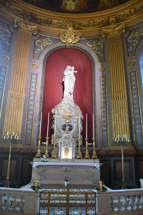 Autel, clôture d'autel (table de communion) et statue : Vierge à l'Enfant