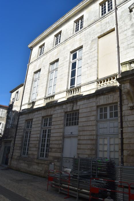 façade sur rue, vue partielle