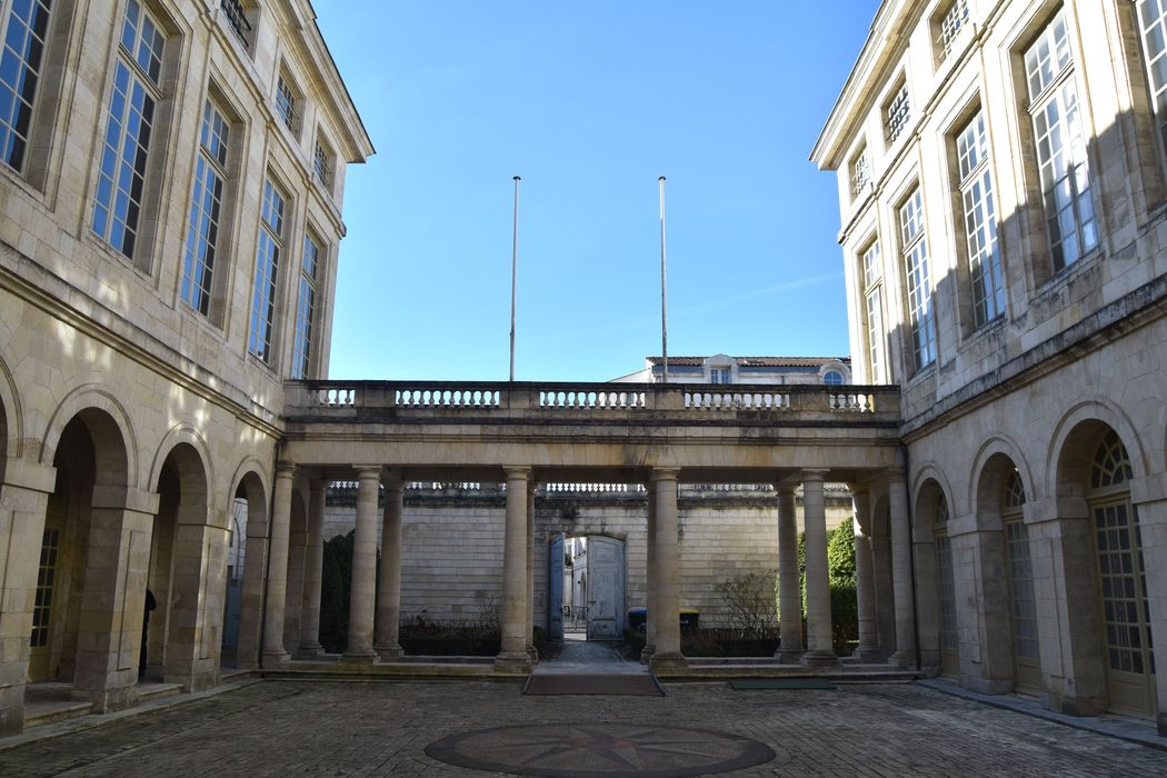 cour intérieure, péristyle