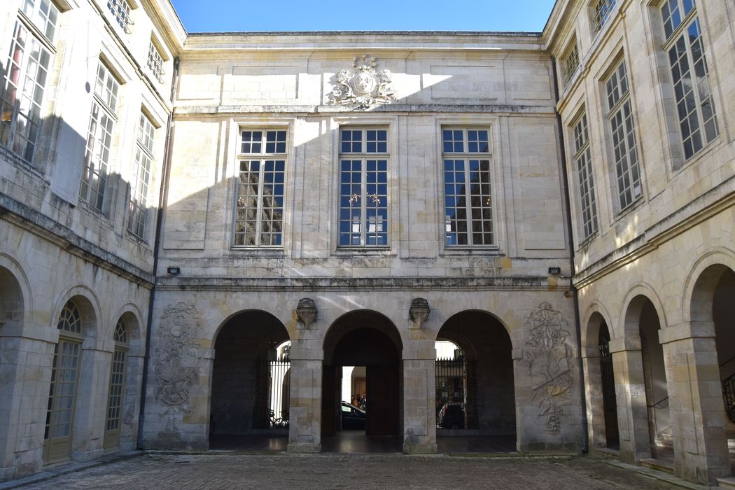 cour intérieure, vue partielle des façades