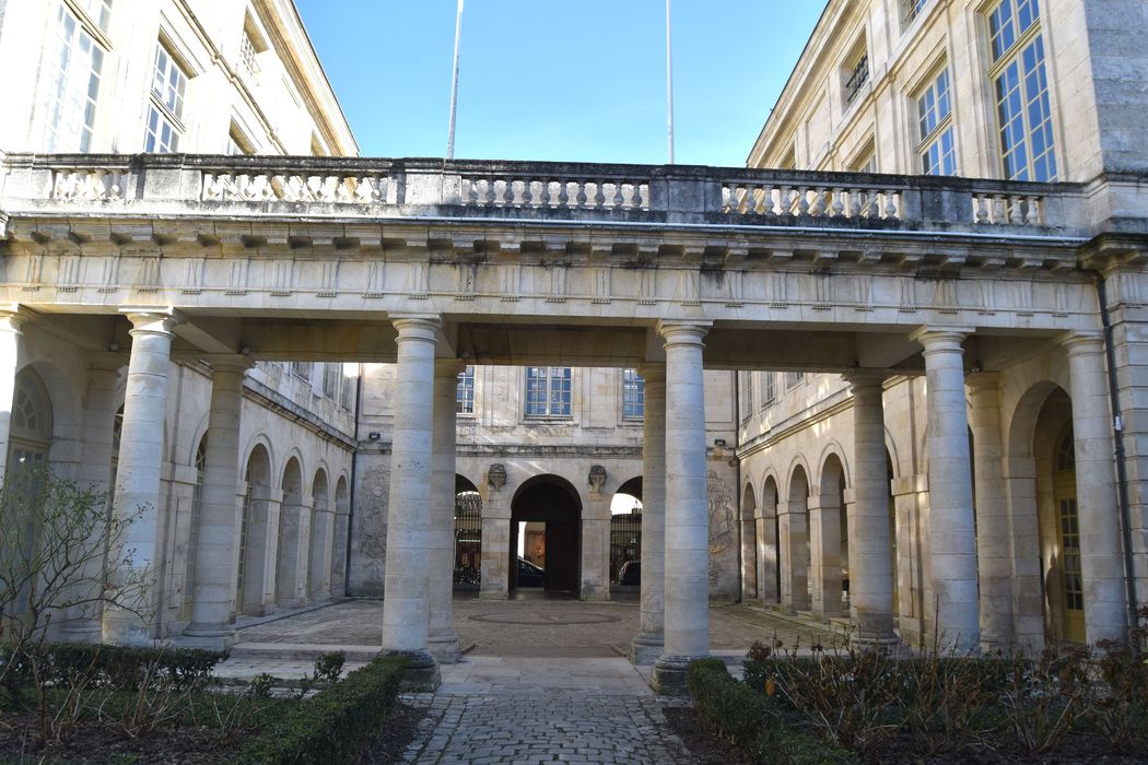 cour intérieure, péristyle