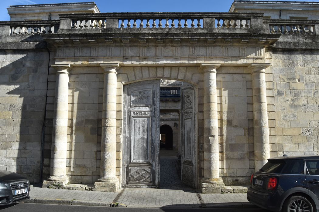 portail d’accès sur la rue Admyrault