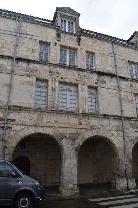 façade sur rue, vue partielle