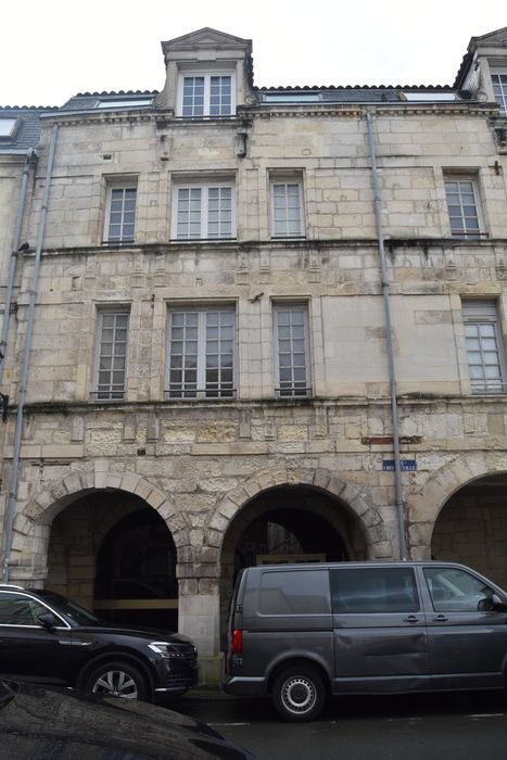 façade sur rue, vue partielle