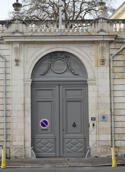 portail monumental sur rue du n°40