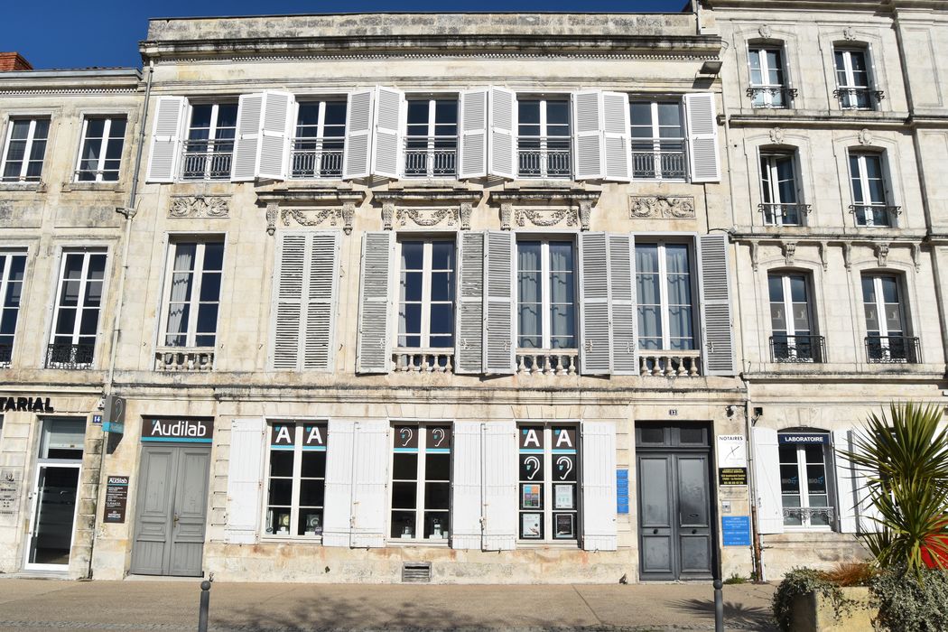 façade sur la place du n°12
