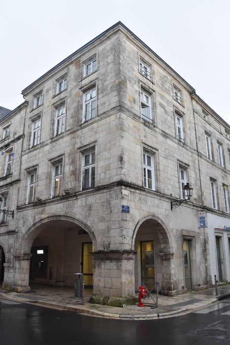 façades sur rue, vue partielle