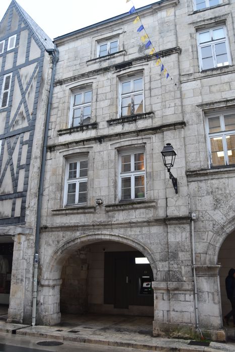 façade sur rue, vue partielle