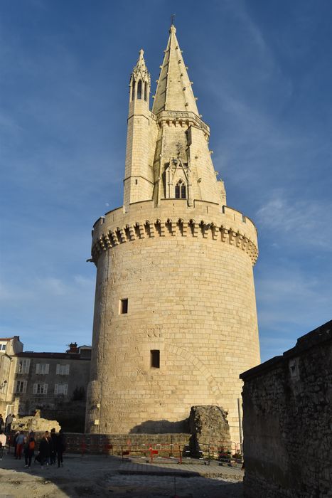 Vue générale de la tour depuis l’Ouest