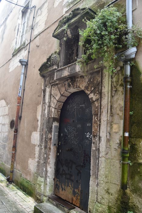 porte d’accès sur la rue des Mariettes