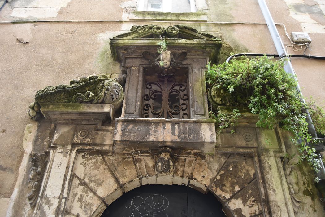 porte d’accès sur la rue des Mariettes, détail