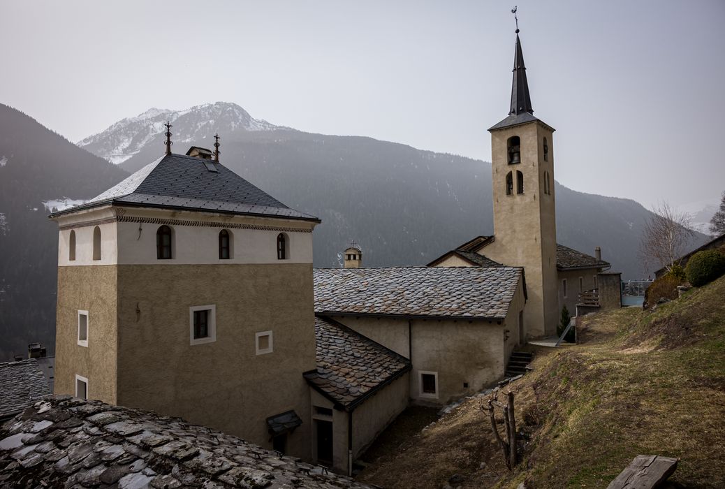 vue générale de la tour dans son environnement depuis le Nord-Est