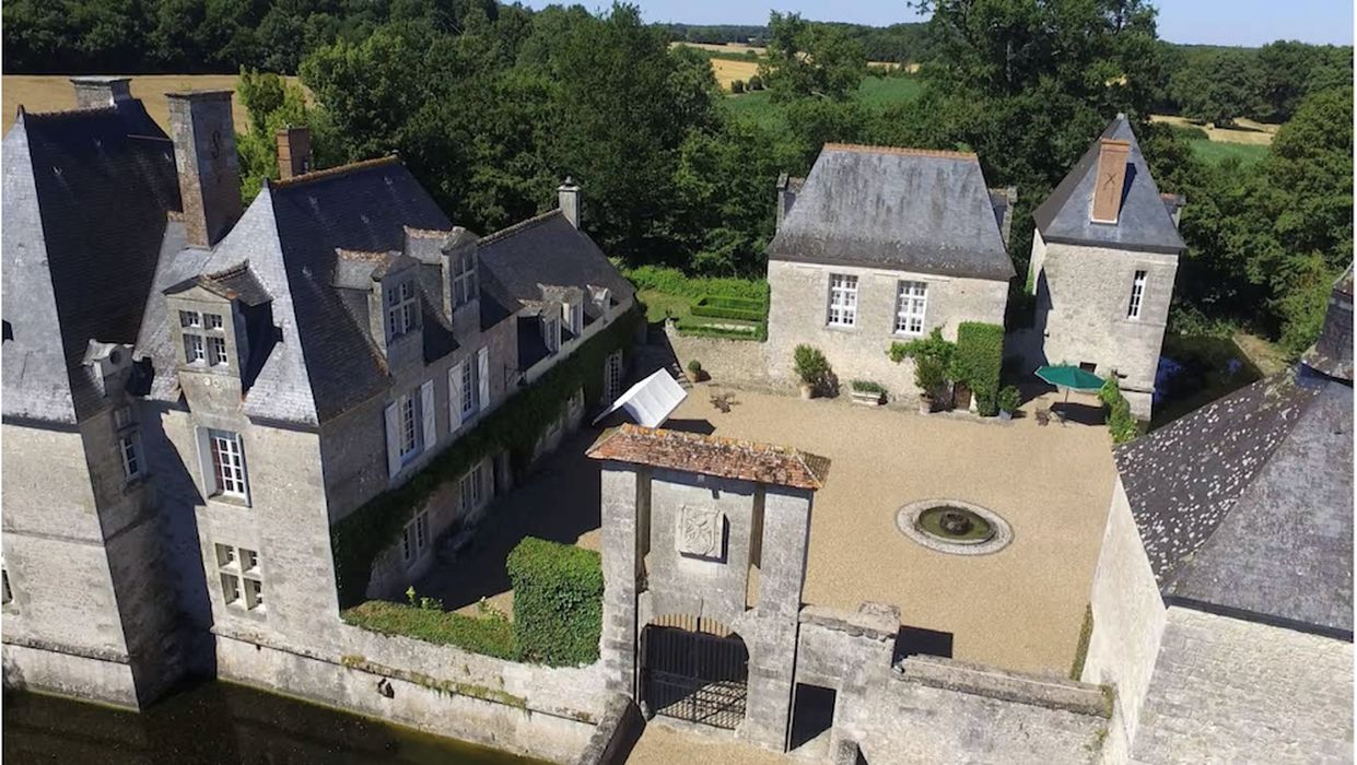 vue aérienne de l'ensemble des bâtiments autour de la cour d'honneur