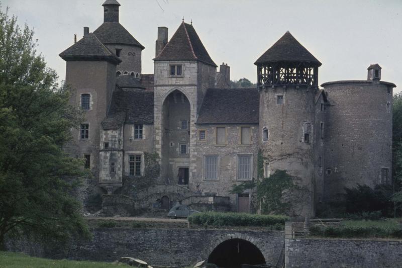 Façade sud : entrée, tours