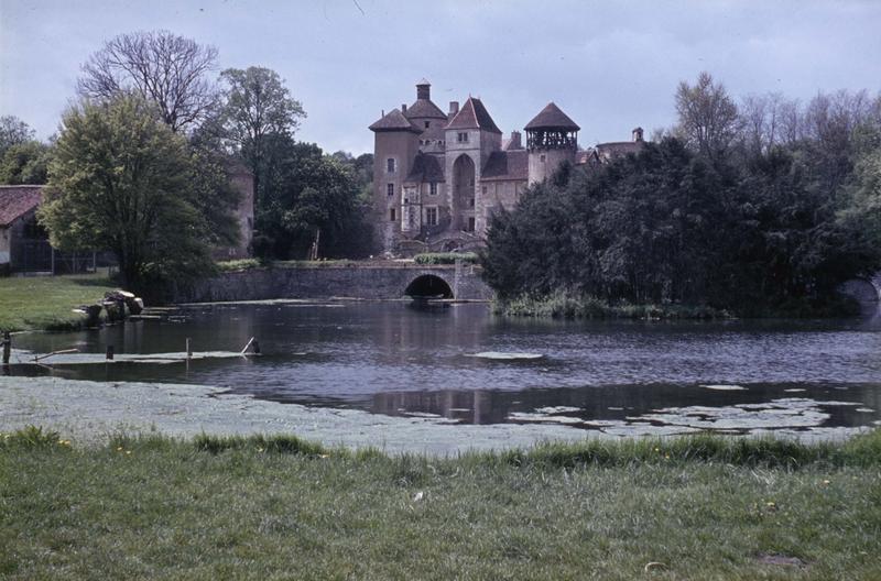 Ensemble du château, plan d'eau au premier plan