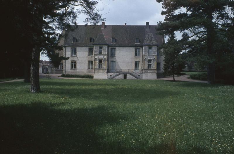 Ancien hôtel de ville : palais abbatial de Jacques d'Amboise sur parc