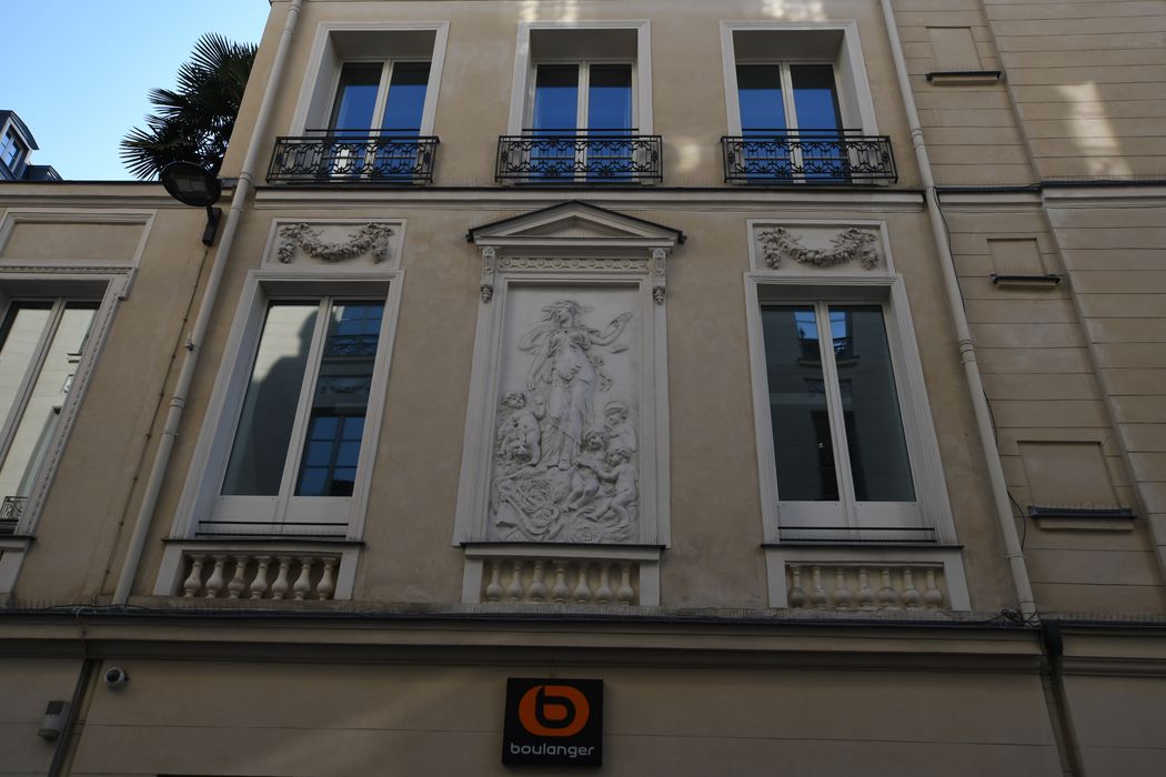 façade sur rue, détail bas-relief