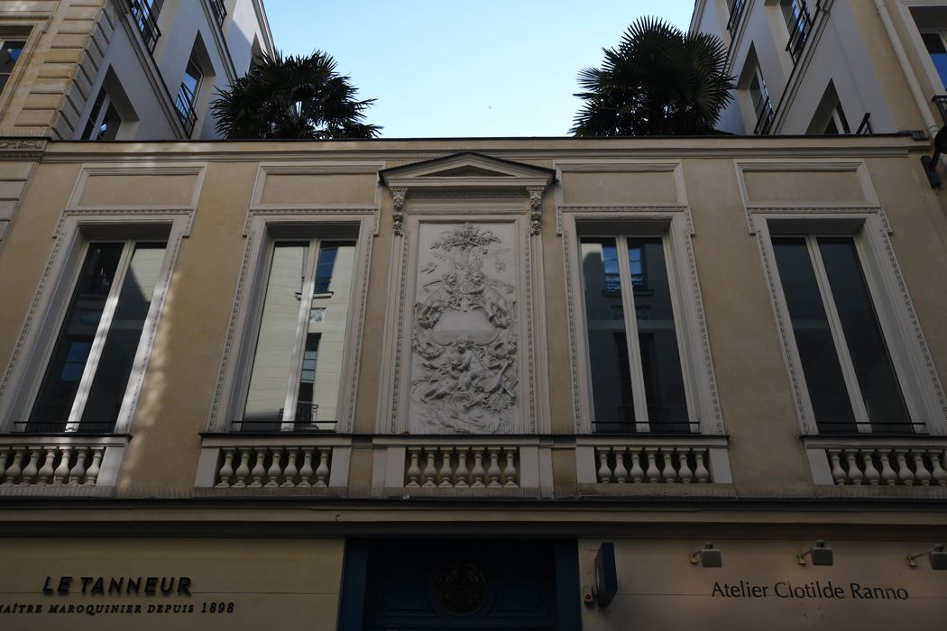 façade sur rue, détail bas-relief