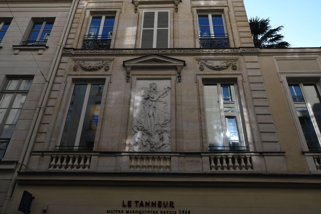 façade sur rue, détail bas-relief