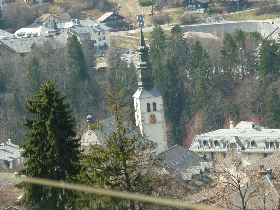 vue partielle de l’église dans son environnement