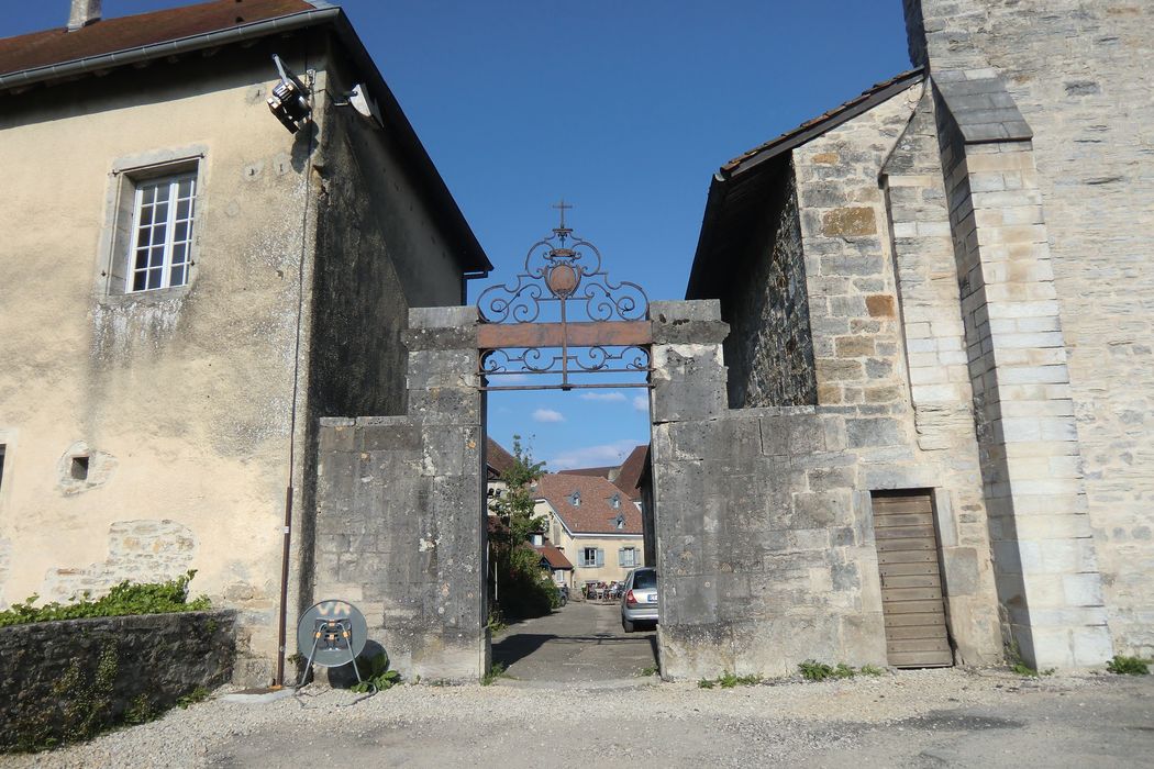 ancienne porte de l’enclos située dans le prolongement nord de la façade ouest