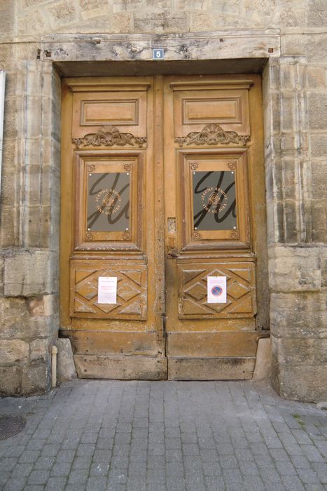 porte d’accès sur rue