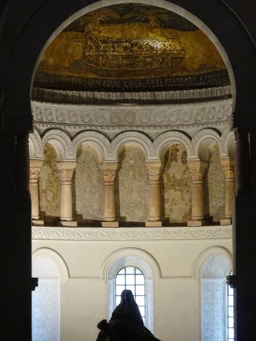 revêtement mural (mosaïque) de l'abside est : Arche sainte bénie par la main de Dieu