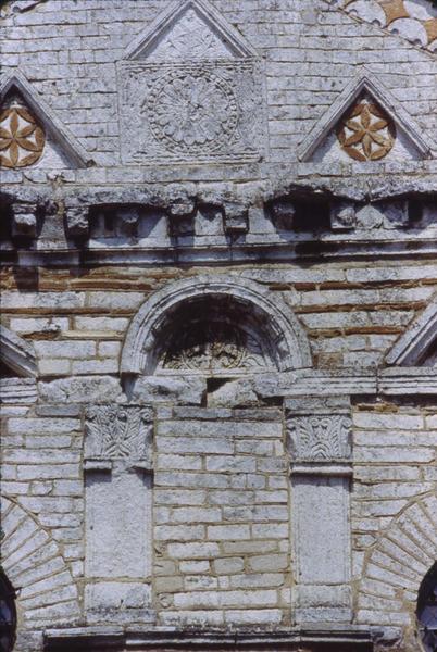 Façade sud, détail de la partie supérieure