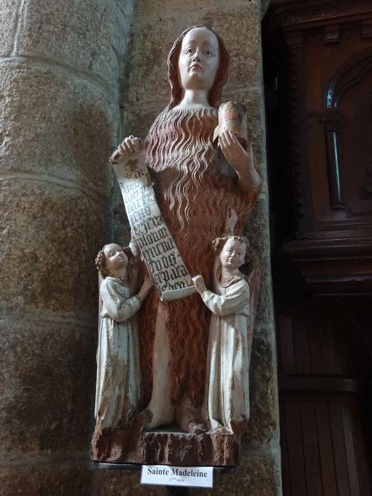 statue (petite nature) : sainte Madeleine pénitente élevée par deux anges