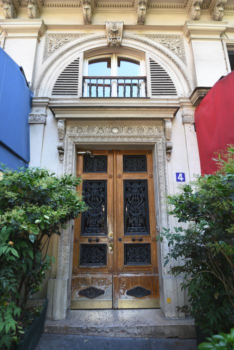 façade sur rue, détail porte