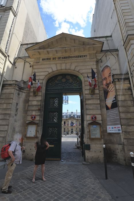 façade sur rue, portique d’entrée