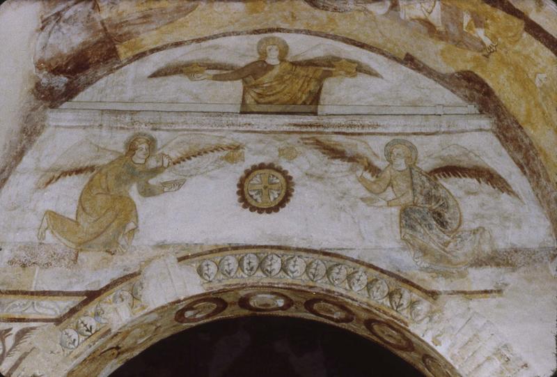 Intérieur, peintures murales : anges au-dessus de l'arc triomphal