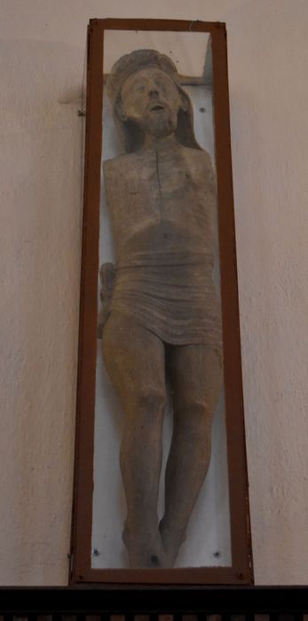 statue (fragment) : Chris en croix