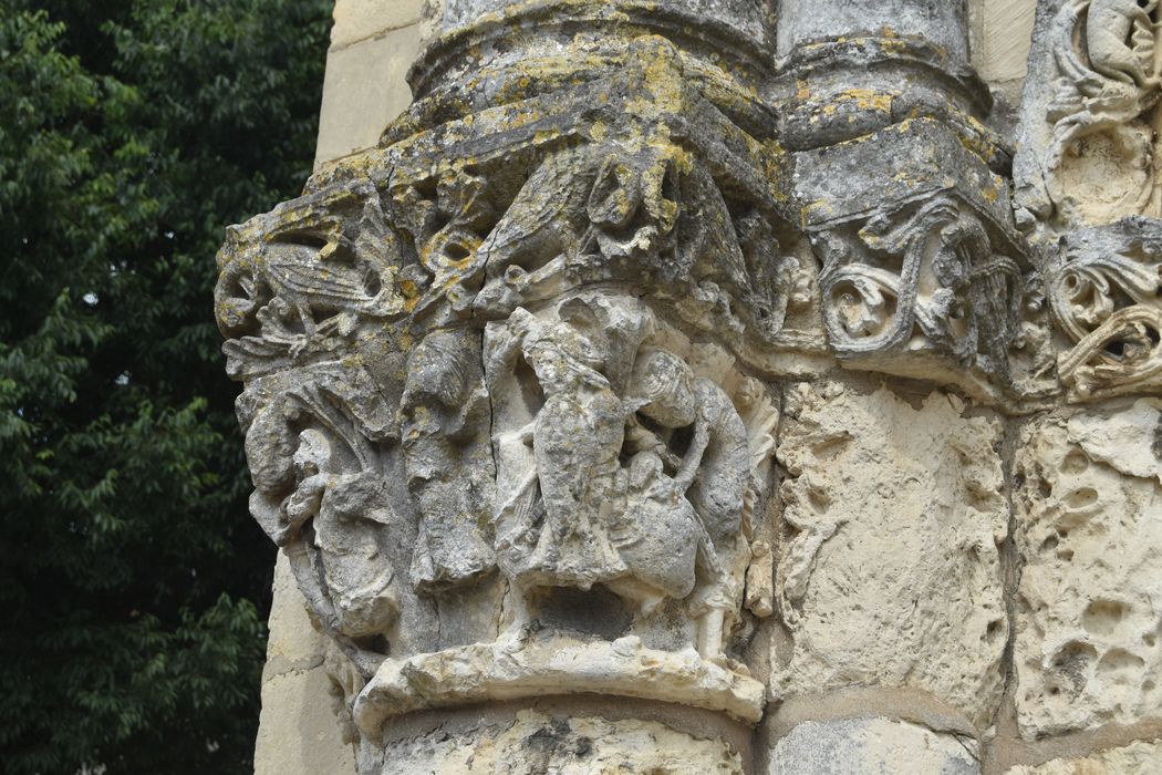 façade ouest, détail d'un chapiteau sculpté