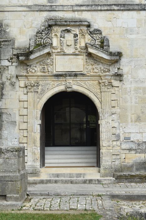 façade ouest, porte d'accès