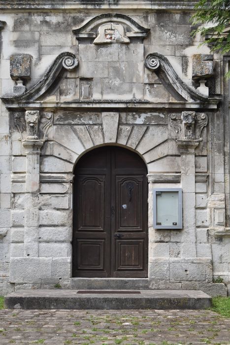 façade sud, détail de la porte d'accès