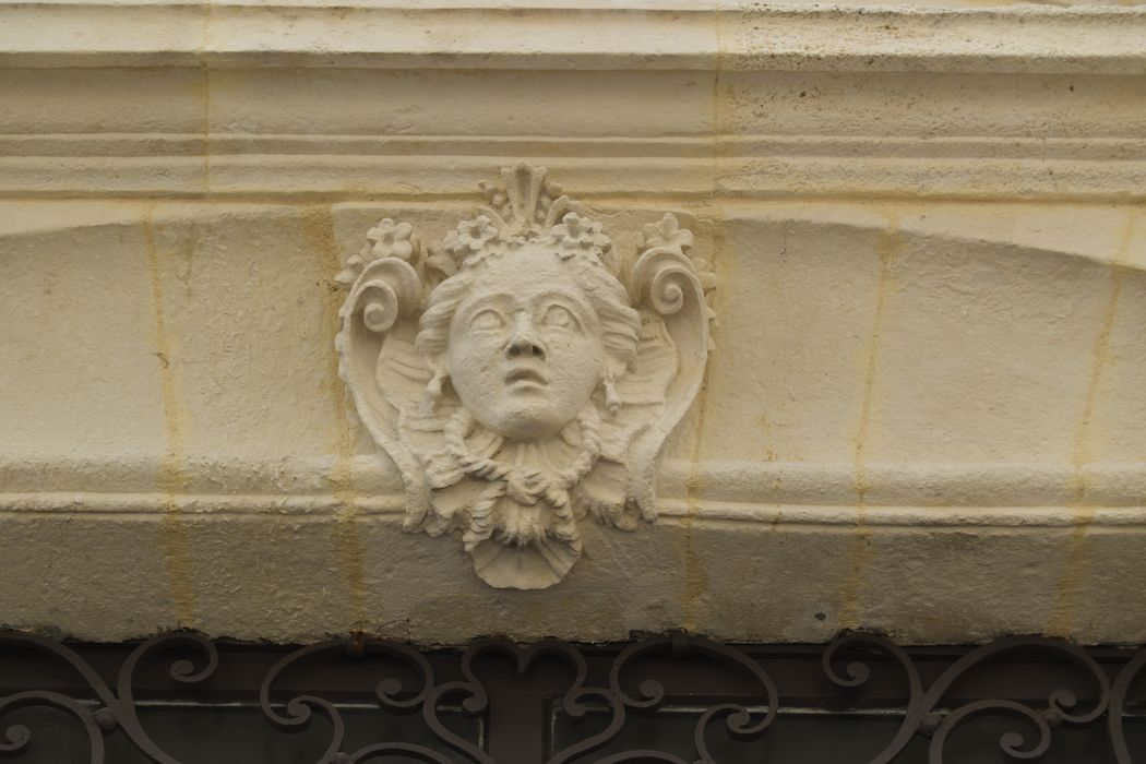 porte d'accès sur rue, détail du mascaron